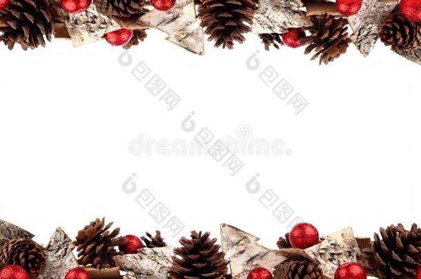 圣诞双<strong>边框</strong>与乡村木树装饰，鲍尔斯和松果隔离在<strong>白色</strong>