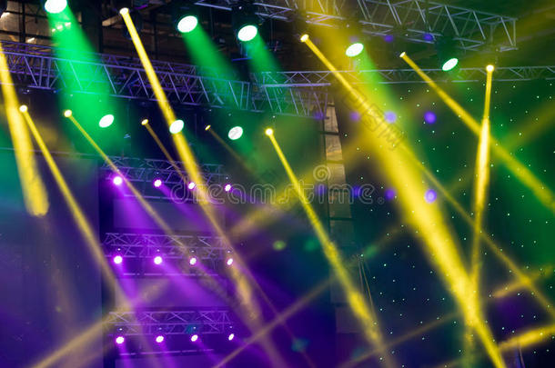 音乐会灯光秀，舞台灯，五颜六色的舞台灯，灯光