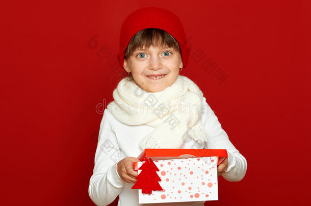 女孩肖像与礼品盒红色，<strong>寒假</strong>概念