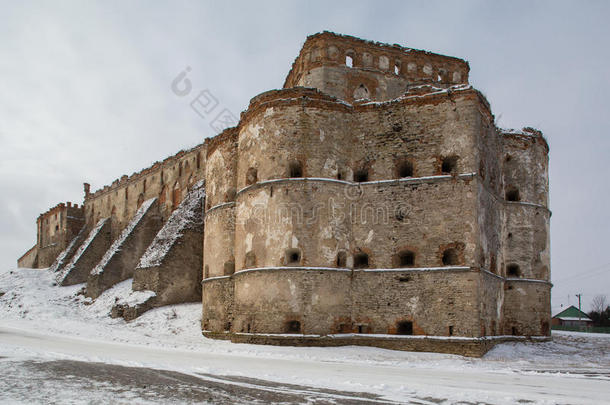 冬天的古石城堡。 景观。