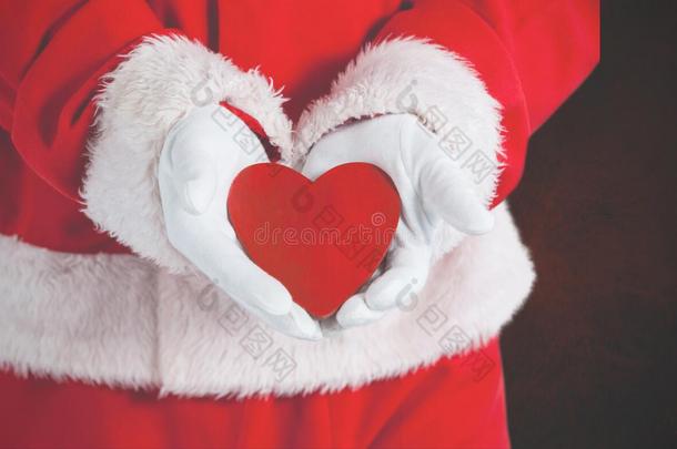圣诞老人的复合图像显示红色的心脏形状