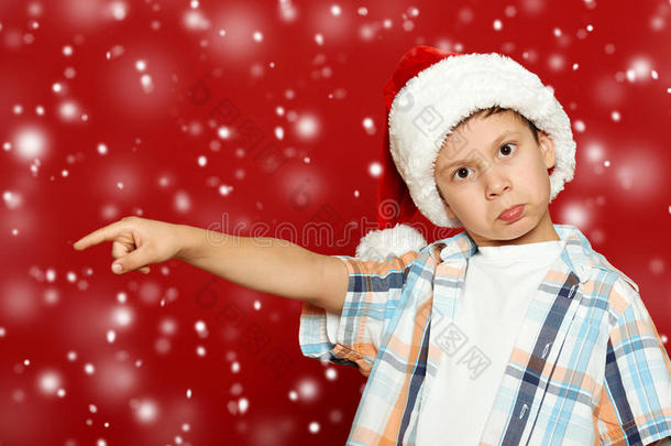 男孩<strong>儿童</strong>肖像在圣诞老人帽子上的红色，有乐趣和情感，<strong>寒假</strong>的概念