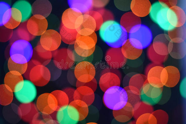 五颜六色的明星波克模糊的抽象背景。 圣诞节和新年派对的概念。