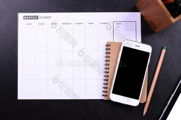 空白屏幕智能手机与笔记本和计划时间表