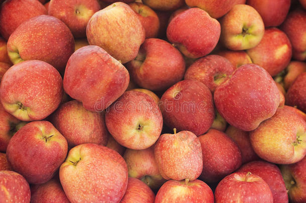 特写堆着甜的新鲜成熟的红苹果。 水果背面。 健康的食物。
