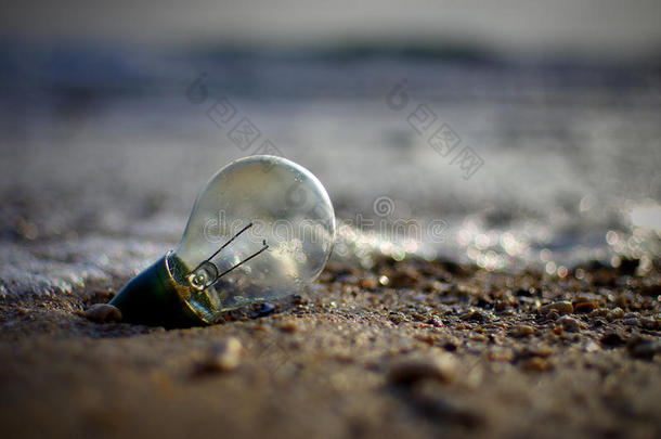 海滩上废弃的灯泡