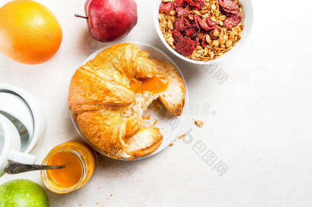 您需要的一切简单和健康的早餐：牛角面包，果酱，<strong>麦片</strong>，燕<strong>麦片</strong>和干果，新鲜<strong>水果</strong>(苹果，O