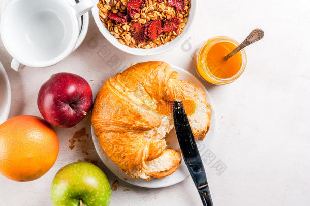 您需要的一切简单和健康的早餐：牛角面包，果酱，麦片，燕麦片和干果，新鲜水果(苹果，O