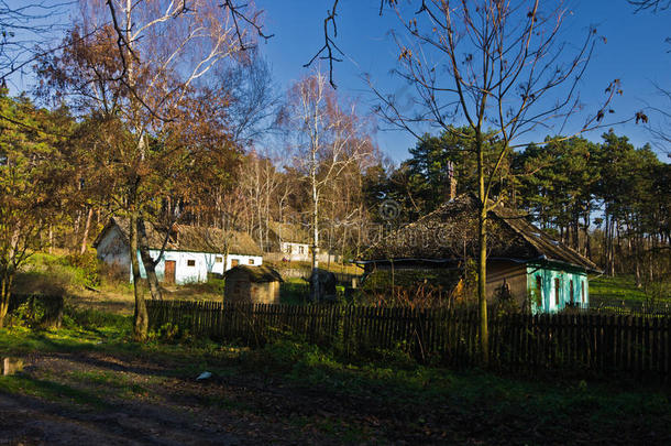 在阳光明媚的秋天，郊区和农村的房子，DeliblatskaPescara