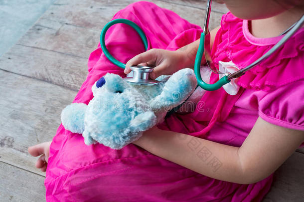 孩子在家里玩医生或护士和<strong>毛绒玩具</strong>熊。
