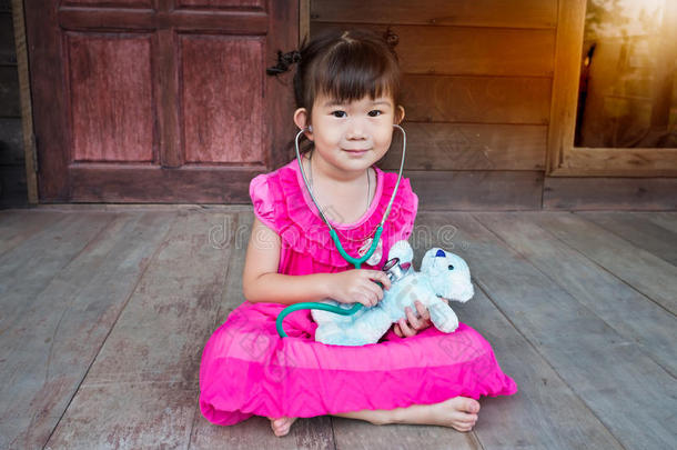 可爱的亚洲女孩玩医生或护士与<strong>毛绒玩具</strong>熊