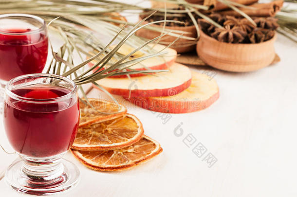 圣诞食品背景-覆盖葡萄酒。 白色木制桌子上香料和饮料的装饰。