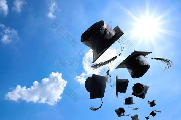毕业典礼，毕业帽，帽子扔在空中