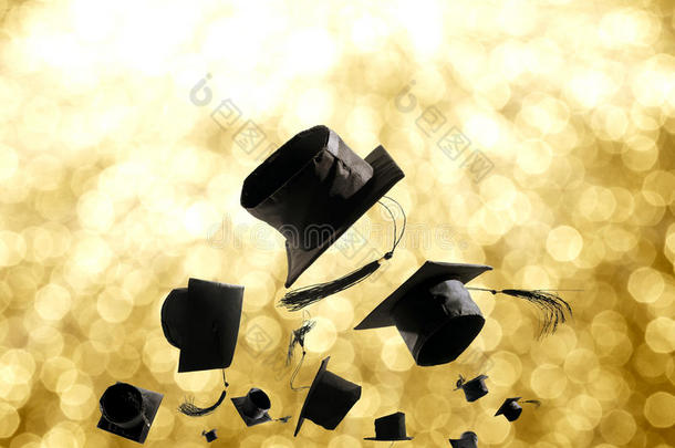 毕业典礼，毕业帽，帽子扔在空中