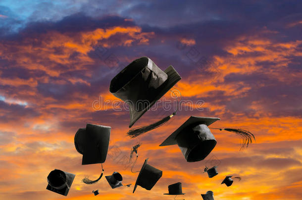 毕业典礼，毕业帽，帽子扔在空中阳光下