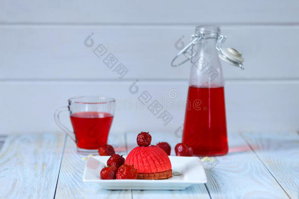鲜红的摩丝<strong>蛋糕装饰草莓</strong>背景杯和瓶子与<strong>草莓</strong>组合