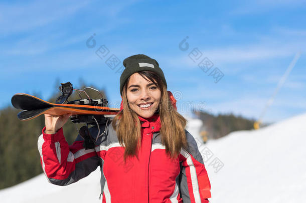 亚洲女孩<strong>滑雪场滑雪场</strong>雪冬山快乐微笑女士度假