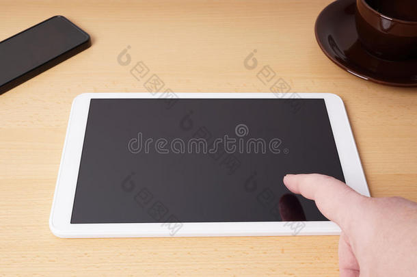 手指触摸平板电脑上的空白触摸屏