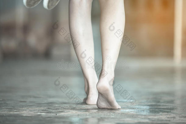 赤脚女人走路