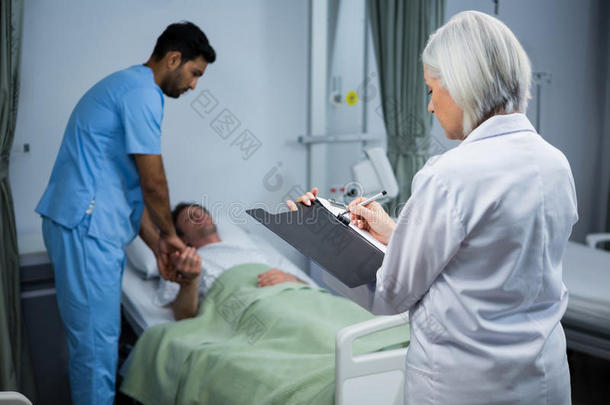 医生和外科医生在病房咨询病人