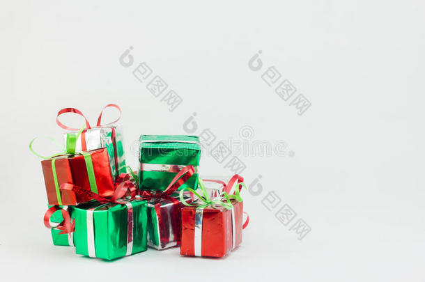 白色背景的圣诞礼盒，新年礼物。