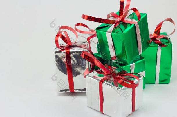 白色背景的圣诞礼盒，新年礼物。