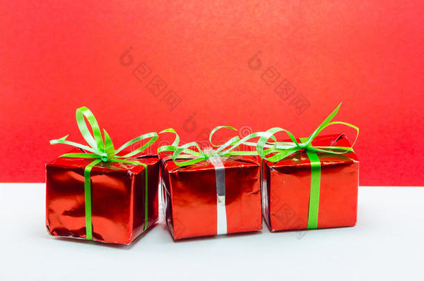 红色背景圣诞礼盒，新年礼物。