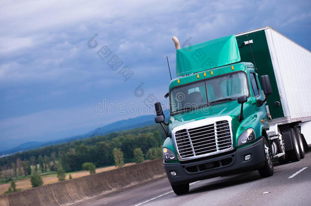 公路上有<strong>集装箱</strong>拖车的绿色半<strong>卡车</strong>