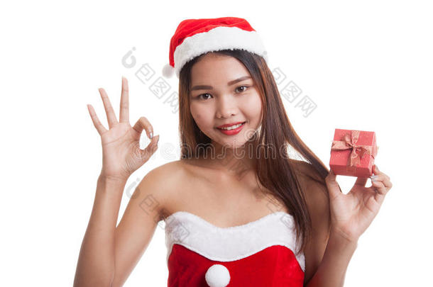 亚洲圣诞老人女孩展示OK和礼品盒隔离