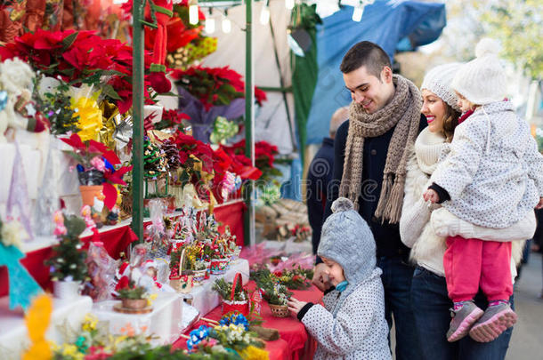 家庭与小女孩在花卉市场