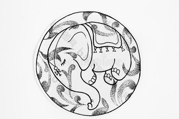 黑白素描睡觉的小象在圆圈。