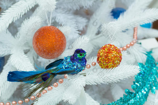 圣诞节和新年时令装饰在白杉树上