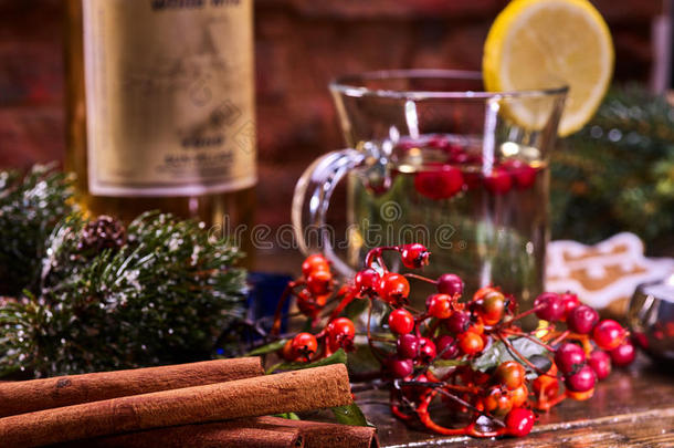 圣诞马克杯<strong>装饰柠檬片</strong>和瓶装葡萄酒。