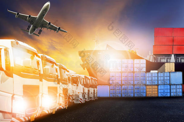 集装箱卡车，港口船舶和货运飞机物流
