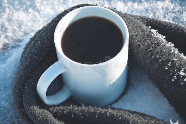 冬天，一杯咖啡围绕着木桌上温暖的围巾