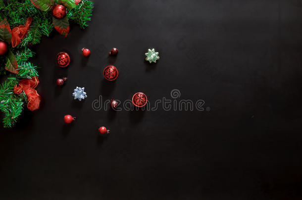 框架与圣诞树和装饰品在黑色背景。 圣诞快乐卡。 文本的空间。