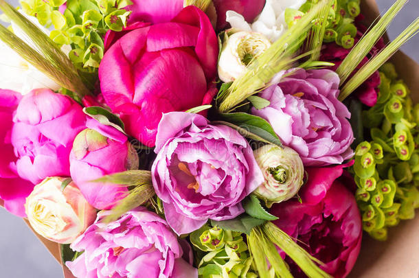 白色沃登盒子里的粉红色<strong>牡丹</strong>花束。 还有五颜六色的花。 新鲜<strong>牡丹</strong>。 文字的位置。 花的概念。