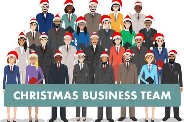 圣诞商务团队。 一群商业男人和<strong>女</strong>人站在一起，穿着圣诞老人的帽子，白色的背景是<strong>扁平</strong>的。