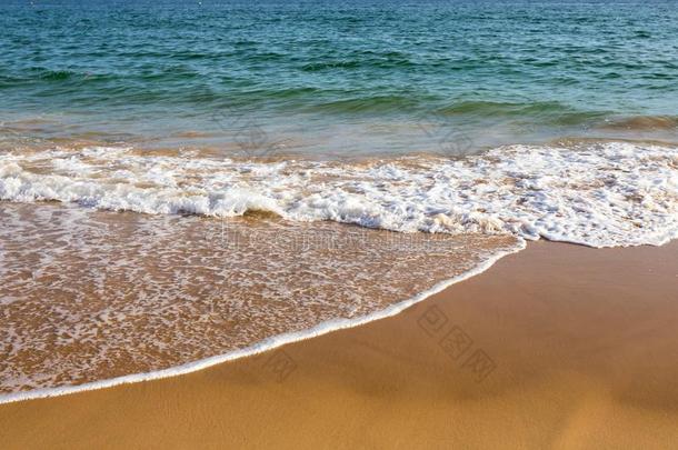美丽的地中海<strong>海水拍打</strong>着岸边