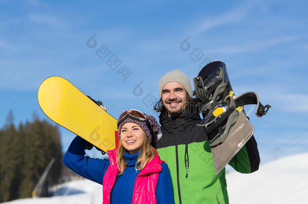 夫妇与滑雪场雪冬山微笑的男人和女人极限运动假期