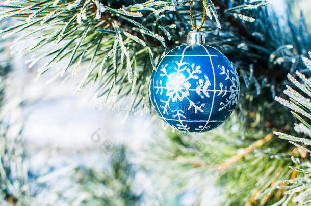 圣诞装饰蓝球圣诞树户外。