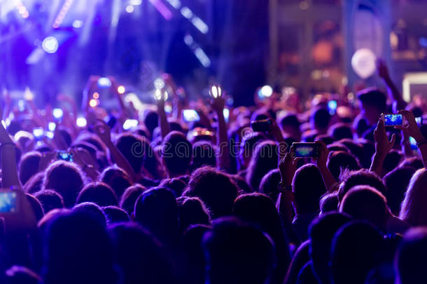 手持智能手机记录现场音乐庆祝活动