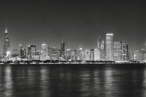 夜晚芝加哥城市天际线的黑白全景图片。