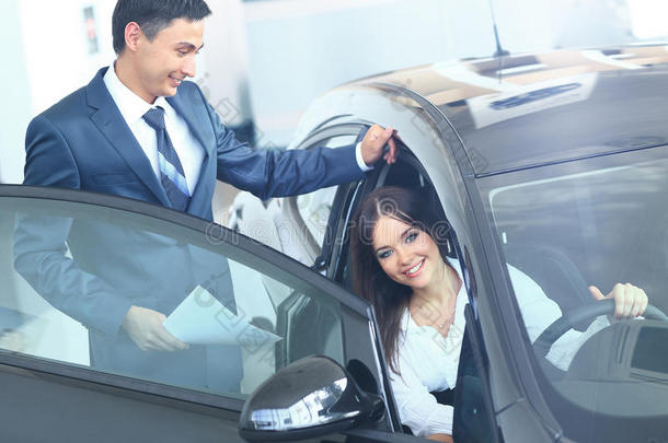 商务妇女在办公室里选择一辆车