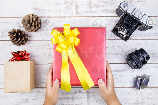 手和礼物盒设计包裹在彩色纸与蝴蝶结