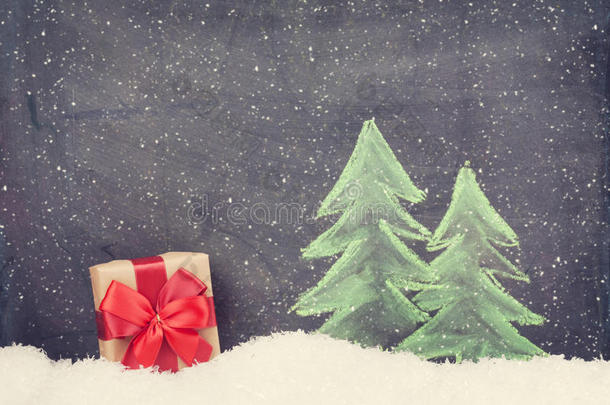 圣诞礼盒和手绘冷杉树