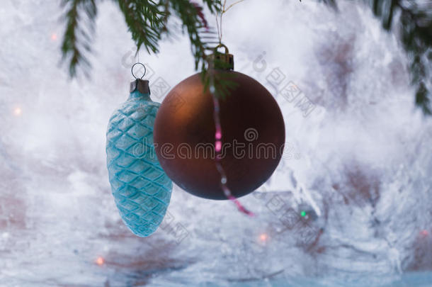 树枝上的圣诞装饰品。 磨砂玻璃的背景。