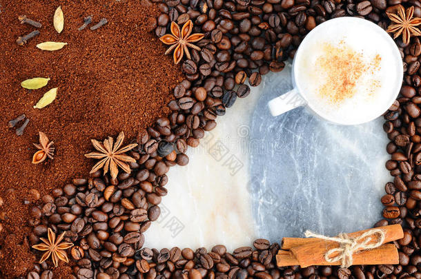 咖啡背景。 顶部的烤咖啡和磨咖啡的<strong>整体</strong>，不磨咖啡豆的背景。
