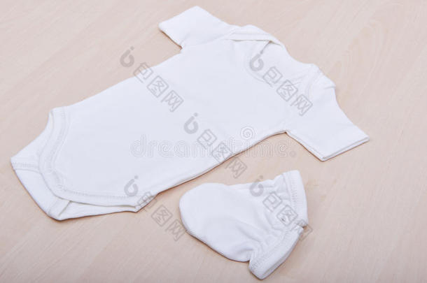 婴儿用品。 婴儿衬衫和裤子滑块皮贾马。 孩子们`衣服，尿布，睡衣，手套，袜子，背心，滑块，白色