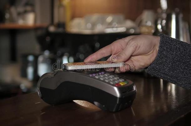 客户在现代咖啡馆的终端上通过手机支付NFC技术